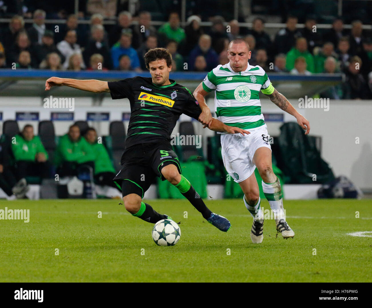 Sport, calcio, la UEFA Champions League, 2016/2017, fase di gruppo, gruppo C, Giornata 4, Borussia Moenchengladbach contro il Celtic Glasgow 1:1, Stadio Borussia Park, scena del match, Tobias Strobl (MG) sinistro e capitano della squadra Scott Brown (Celtic) Foto Stock