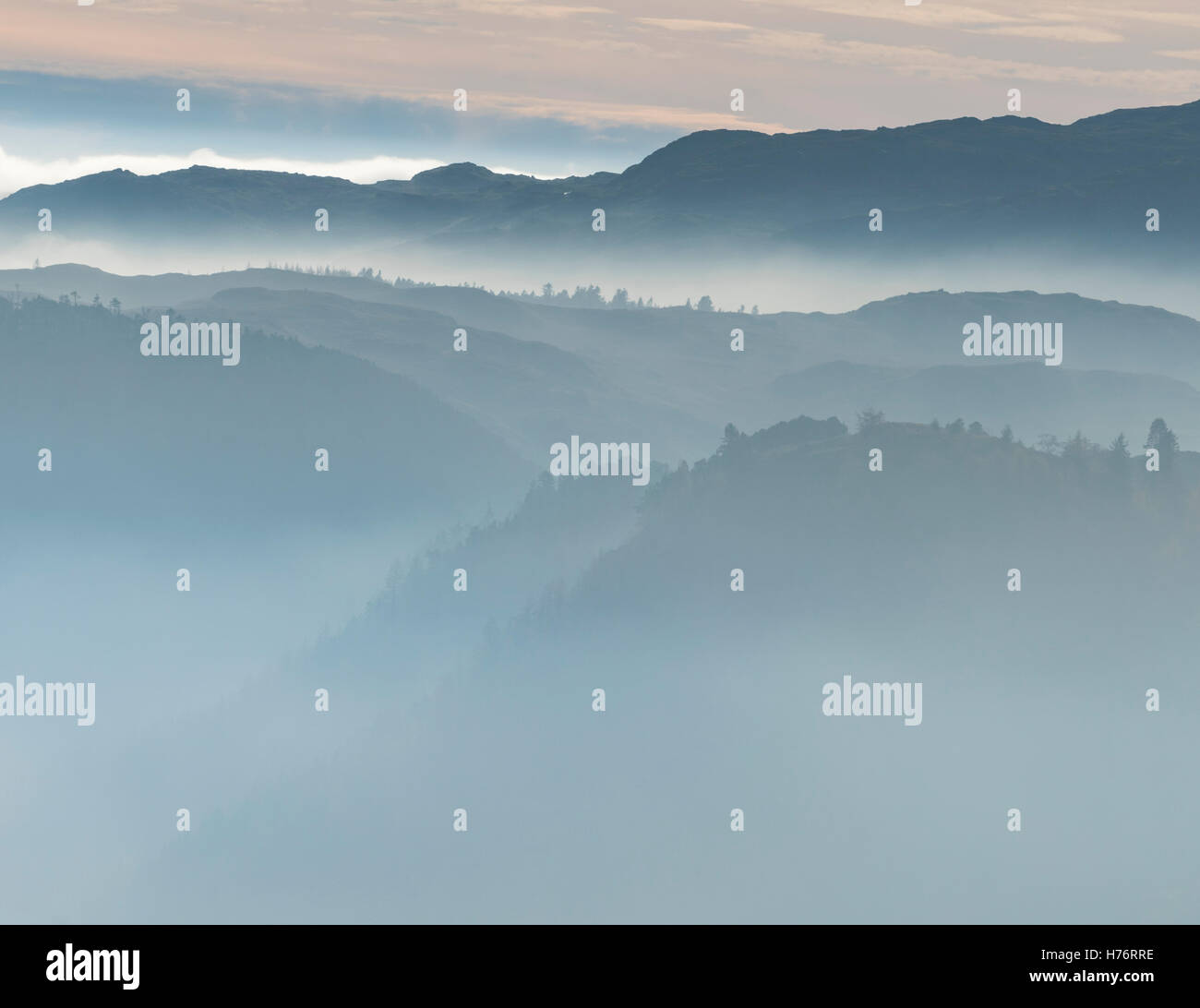 Colline e alberi intorno Thirlmere sopra la nebbia nel Lake District inglese, England, Regno Unito, vista dalla rupe di Raven Foto Stock