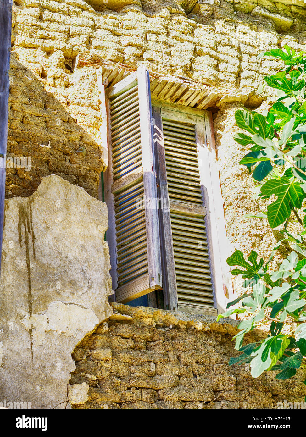 Dettagli di vecchi edifici a Episkopou, vicino a Nicosia, Cipro. Persiane alle finestre Foto Stock