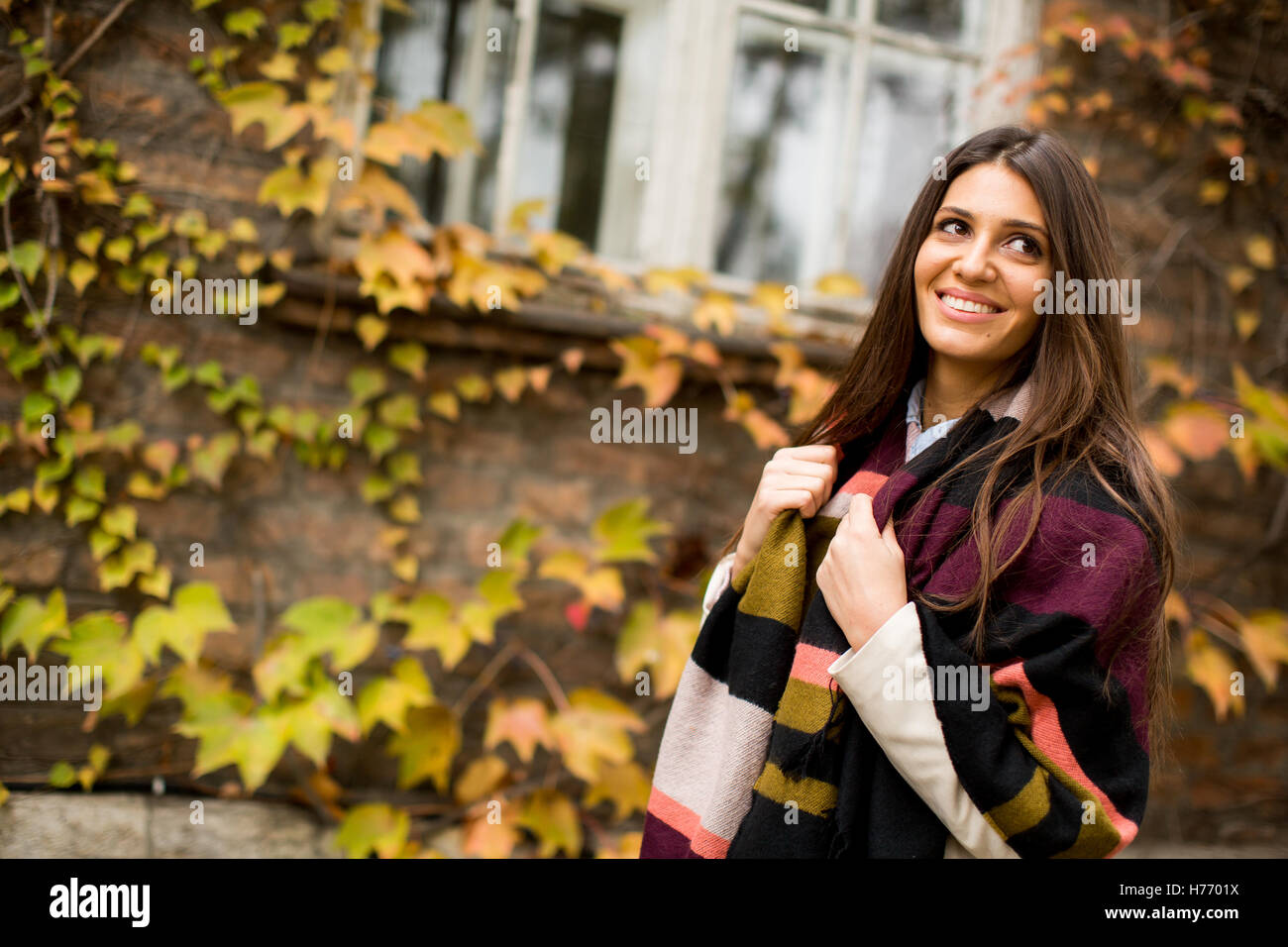 Giovane donna che pongono al di fuori in autunno il giorno Foto Stock