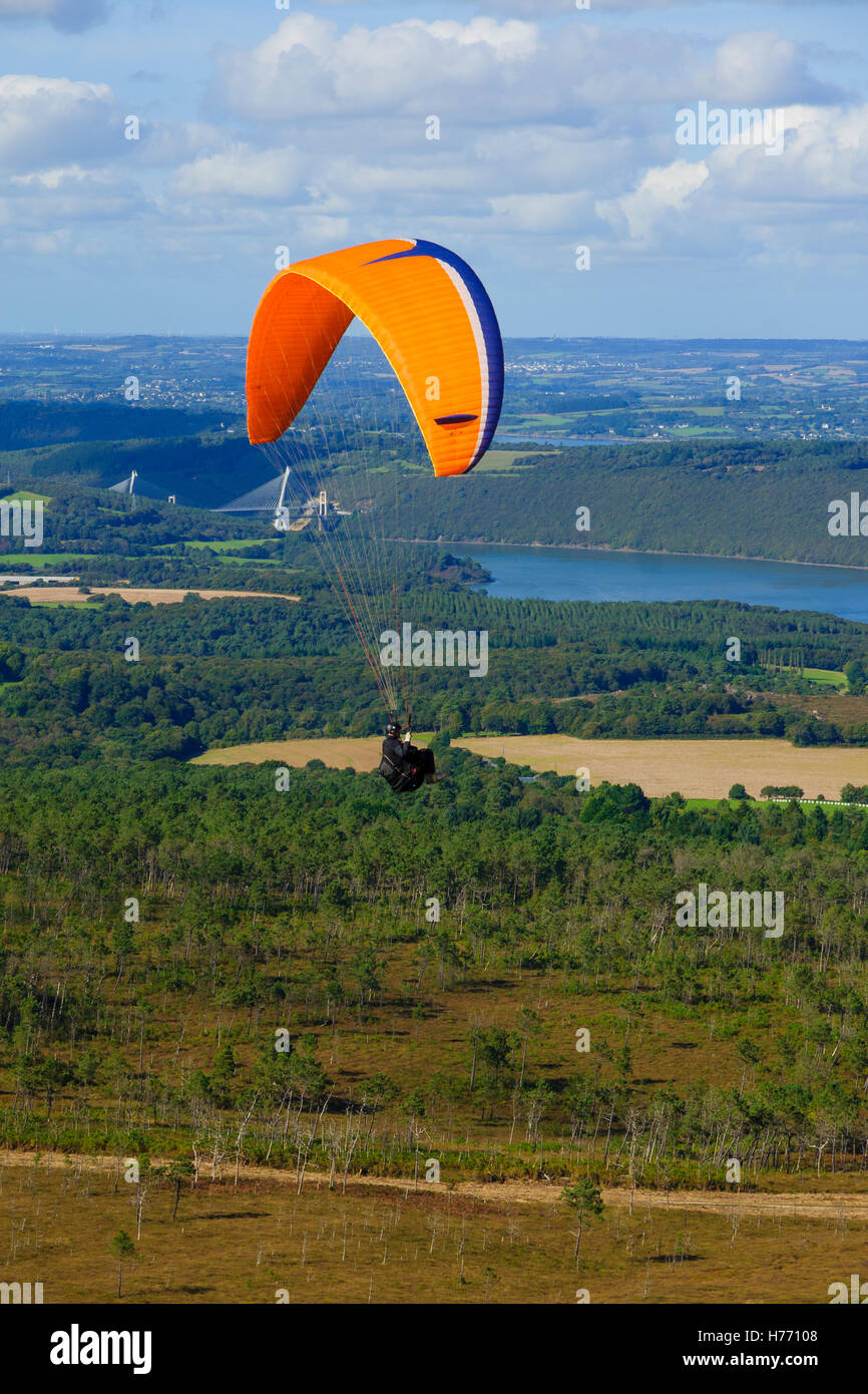 Paesaggio e parapendii, vista da Menez Hom, verso il ponte di Terenez, Bretagna Francia Foto Stock