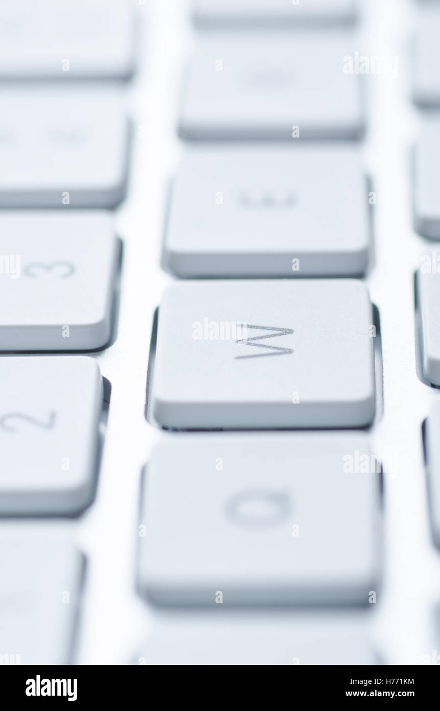 Ripresa macro di un computer di un tasto della tastiera con effetto bokeh di fondo Foto Stock