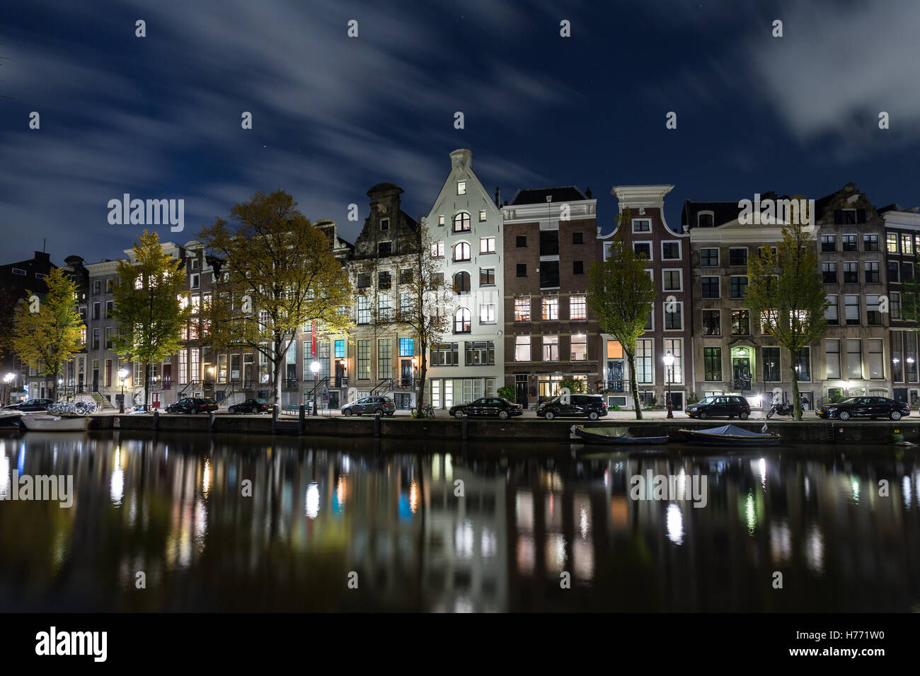 Case di Amsterdam, Olanda di notte si riflette nel canale Foto Stock