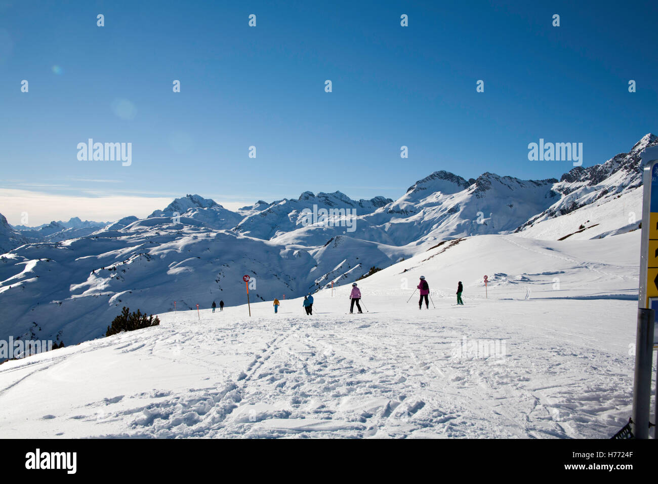 Sciare su piste in Arlberg compresi Lech e St Anton am Arlberg Austria Foto Stock