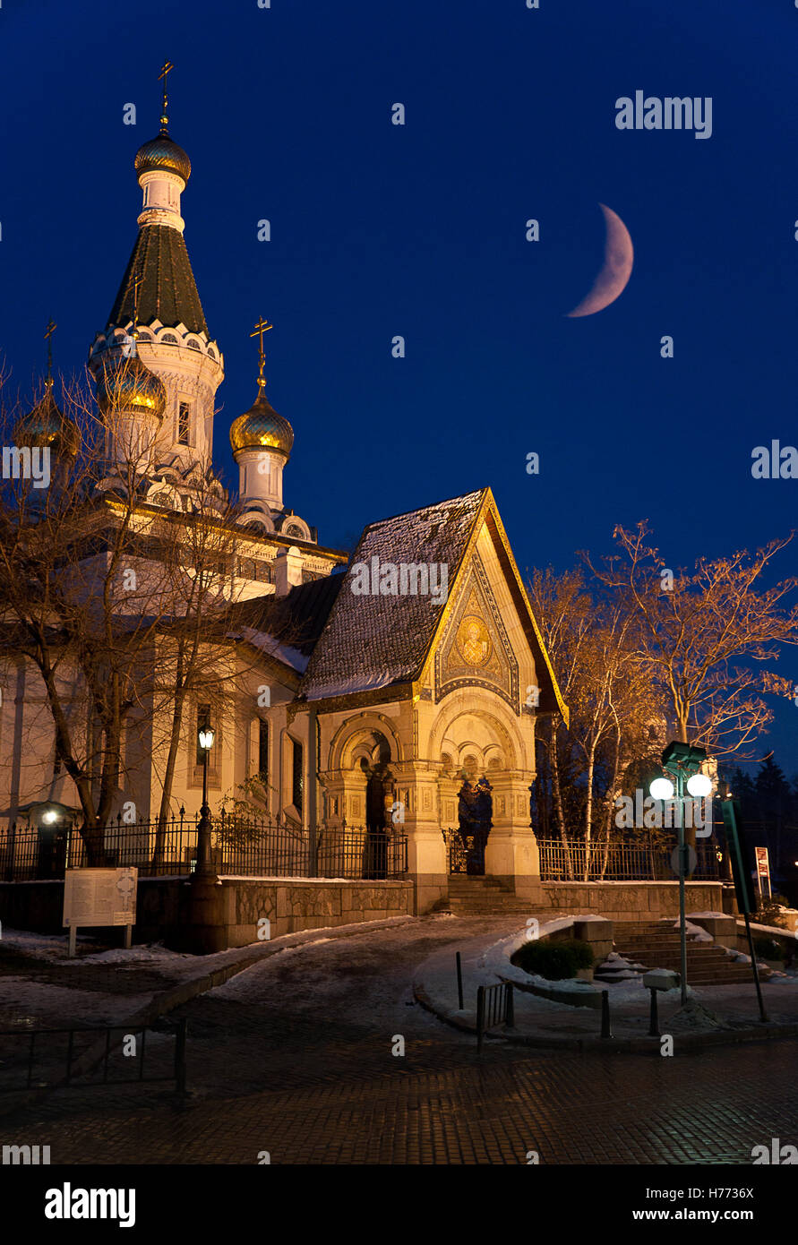 Chiesa Russa, uno dei punti di riferimento di Sofia (Bulgaria) di notte con la luna crescente sopra l'orizzonte Foto Stock