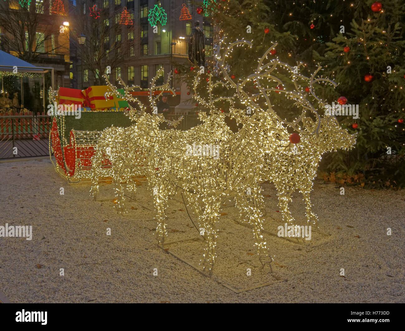 Glasgow ama la celebrazione di Natale george square renne luci e decorazioni con slitta glasgow mercatino di natale Foto Stock