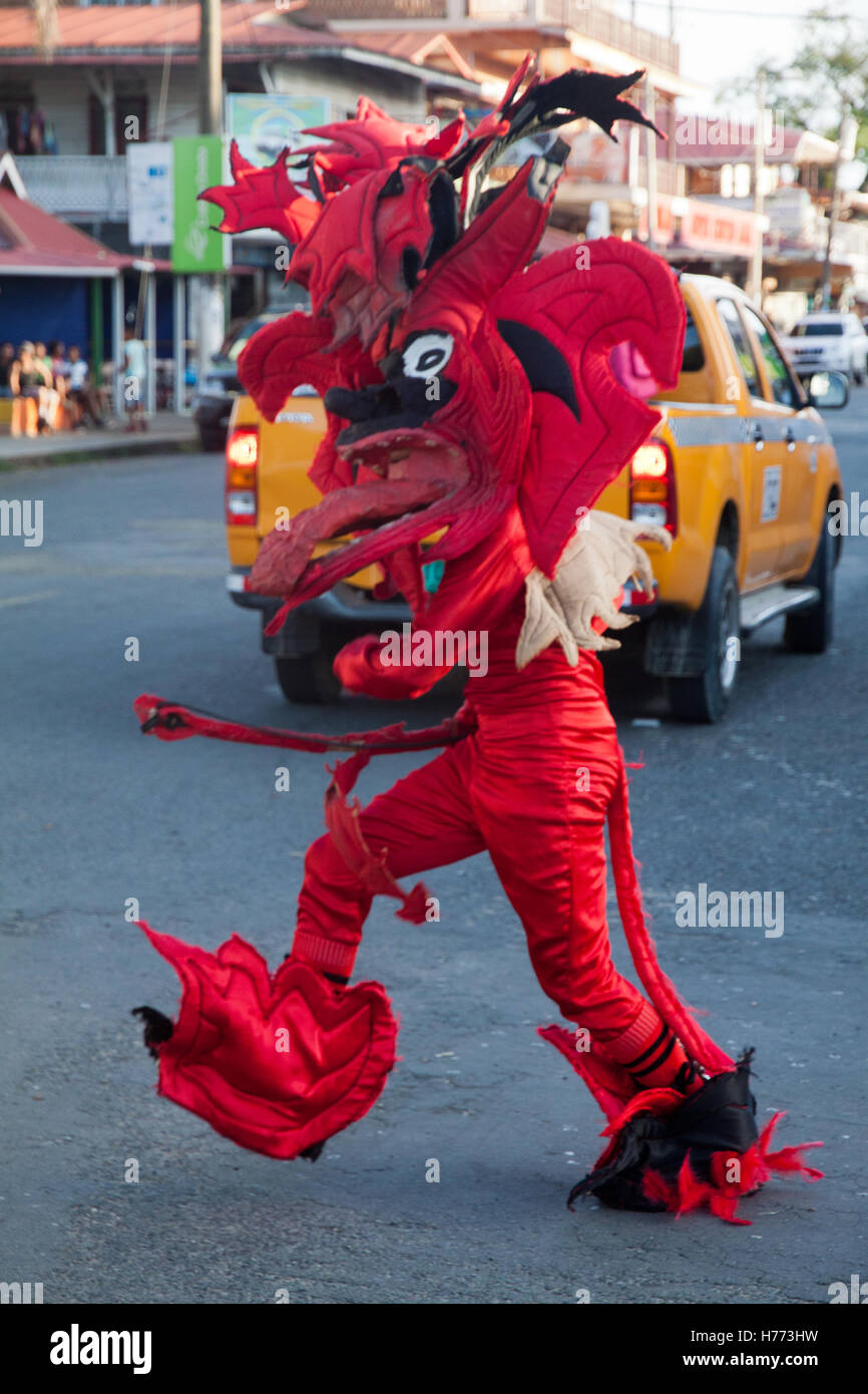 Carnevale a Bocas del Toro con red revils Foto Stock