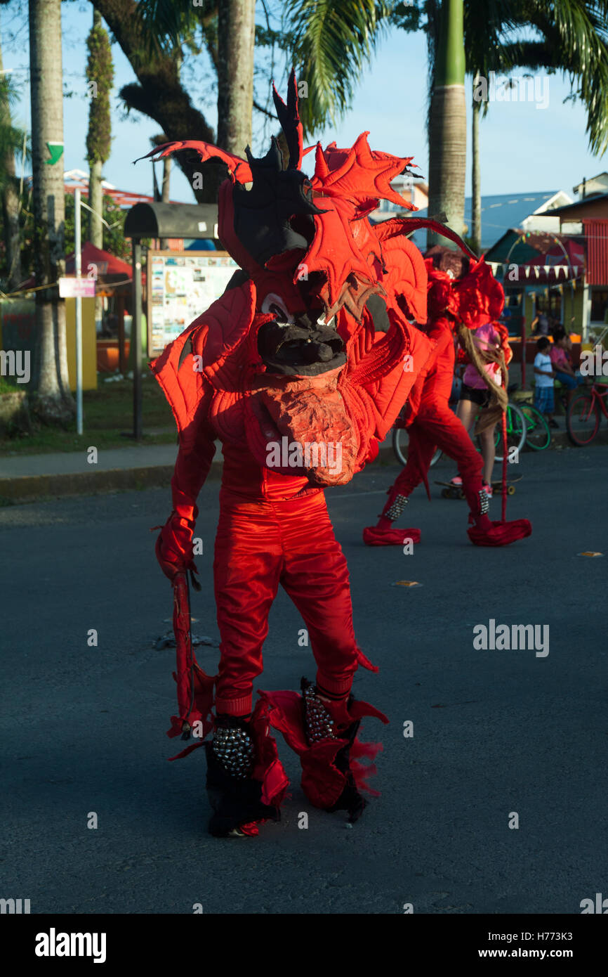 Carnevale a Bocas del Toro con red revils Foto Stock
