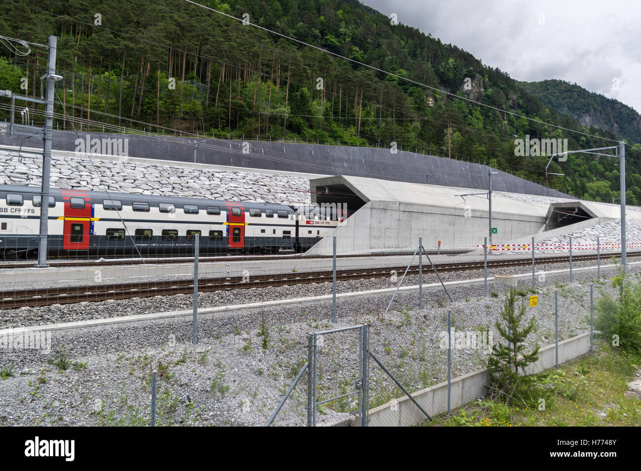 Ffs IC 2000 double decker treno entra il 57 km lungo la galleria di base del San Gottardo presso il portale nord di Erstfeld, Svizzera. Foto Stock