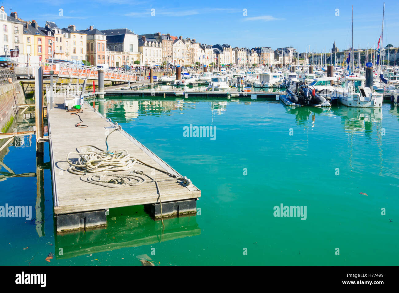 DIEPPE, Francia - 16 settembre 2012: vista del porto, con varie barche, le imprese locali, la gente del posto e i turisti, a Dieppe, Fra Foto Stock