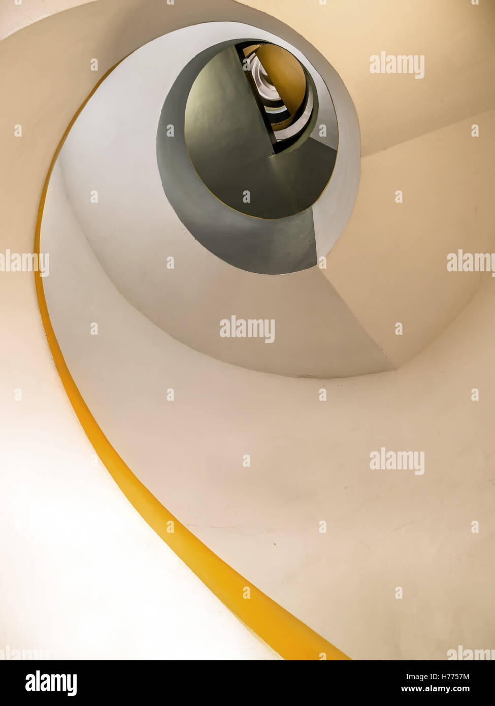 Una scala a spirale cercando Foto Stock