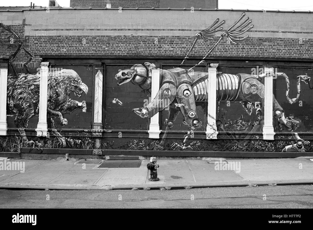 Muro di graffiti murali di arte di strada lungo Meserole St in Oriente Williamsburg / Brunswick sezione di Brooklyn, New York City, Stati Uniti d'America Foto Stock