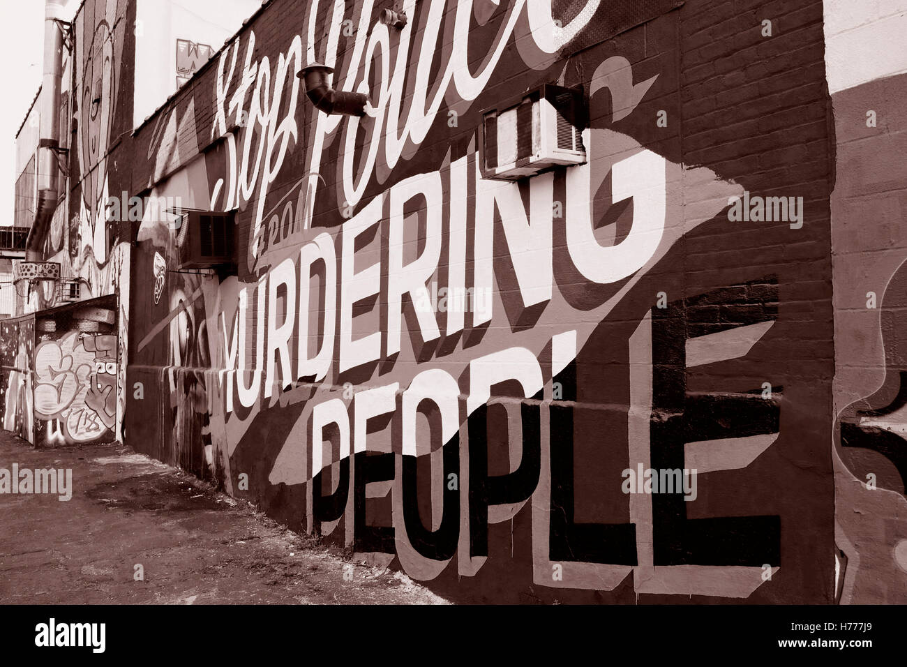 Muro di graffiti murali di arte di strada lungo Meserole St in Oriente Williamsburg / Brunswick sezione di Brooklyn, New York City, Stati Uniti d'America Foto Stock