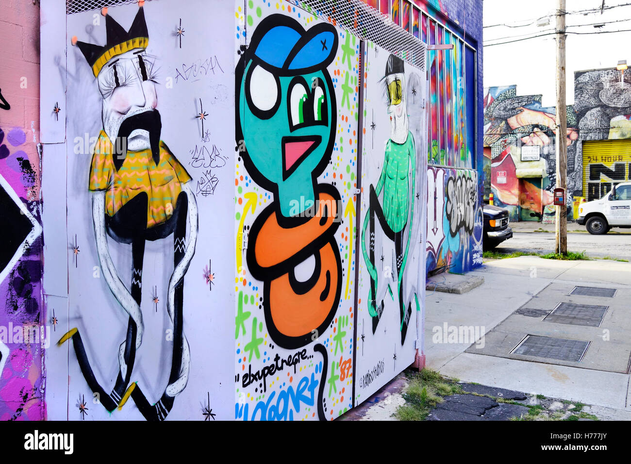 Muro di graffiti murali di arte di strada lungo Meserole St in Oriente Williamsburg / Brunswick sezione di Brooklyn, New York City, Stati Uniti d'America Foto Stock