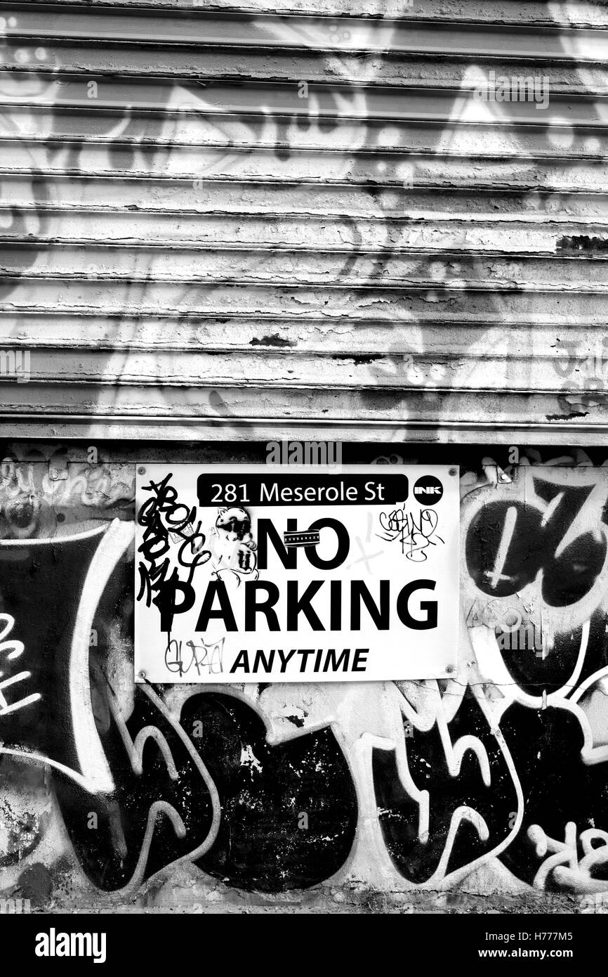 Muro di graffiti murali di arte di strada lungo Meserole St in Oriente Williamsburg / Brunswick sezione di Brooklyn, New York City, Stati Uniti d'America Foto Stock