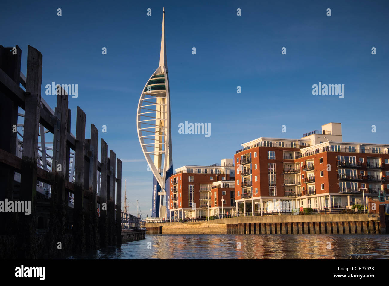 La Spinnaker Tower e Gunwharf Quays in Portsmouth Foto Stock