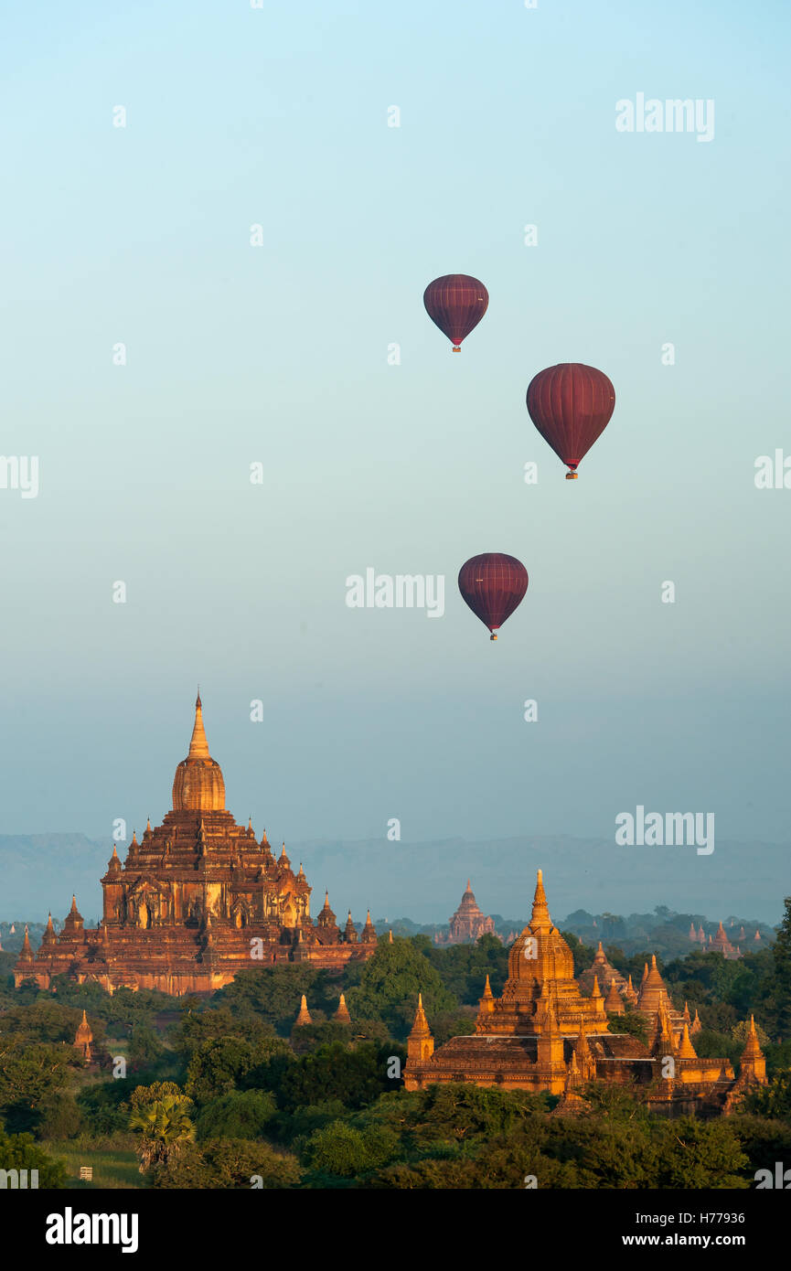 I palloni ad aria calda volare sopra i templi, Bagan, Mandalay Myanmar Foto Stock