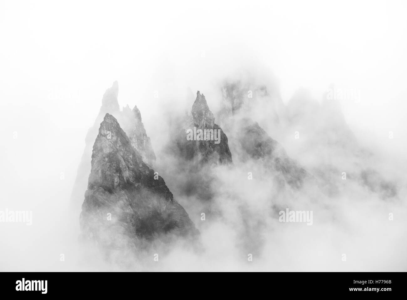 La Dolomite picchi di montagna nella nebbia, Val Gardena, Alto Adige, Italia Foto Stock