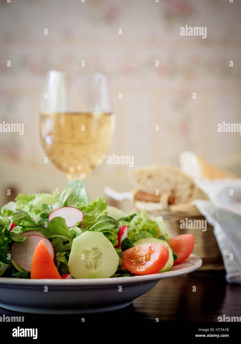 Vino, pane e insalata mista Foto Stock