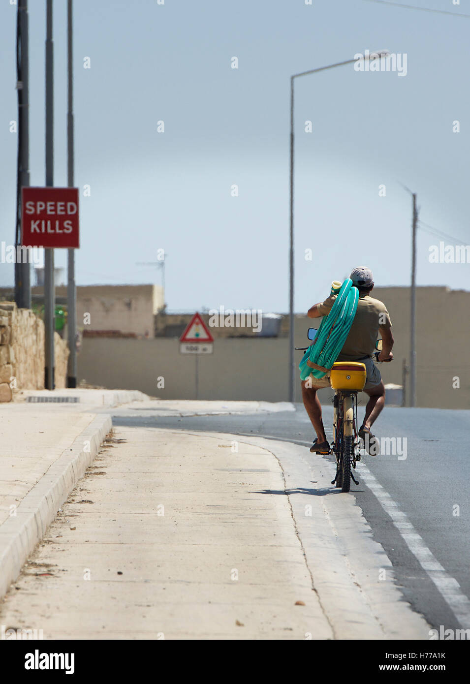 Uomo sulla motocicletta tubazioni che trasportano, Malta Foto Stock