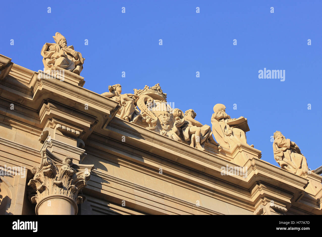 Le statue nella parte superiore della basilica del Pilar (Zaragoza, Spagna) Foto Stock