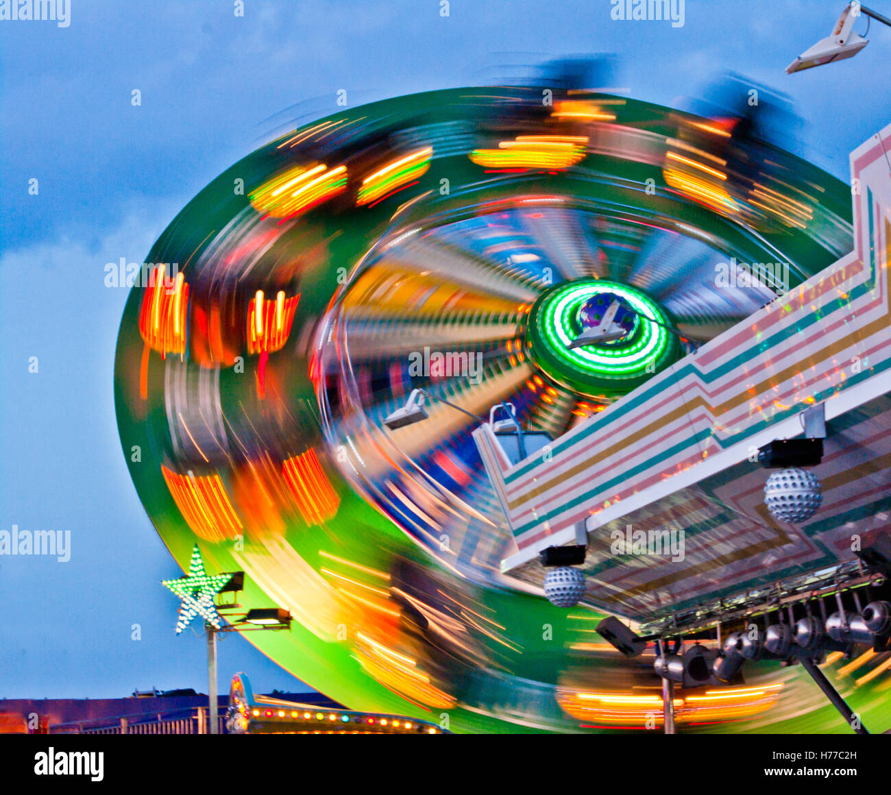 Giostra a carnevale fiera del divertimento di notte Foto Stock