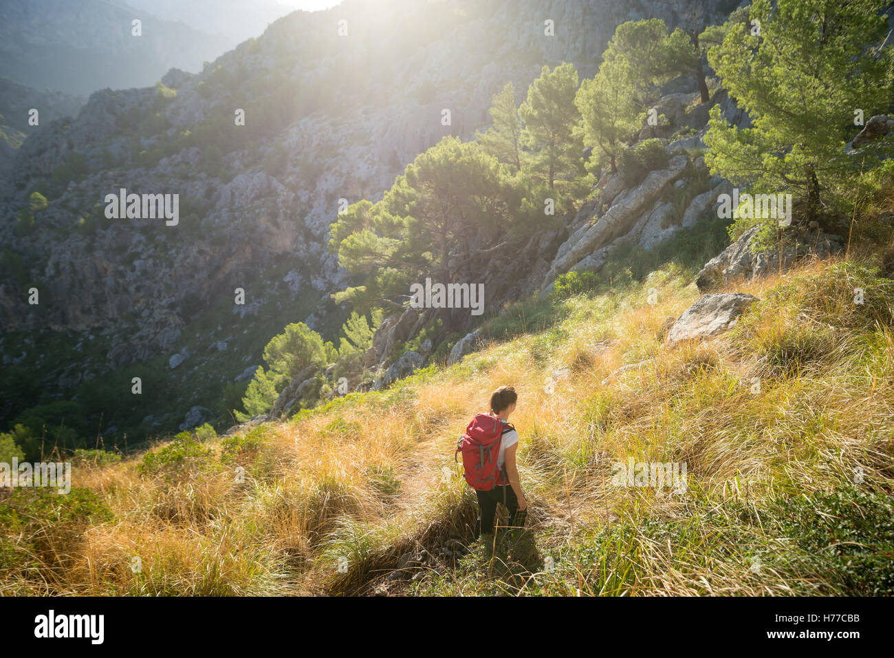 Una giovane donna escursionismo nel backcountry dell'isola spagnola di Mallorca. Foto Stock