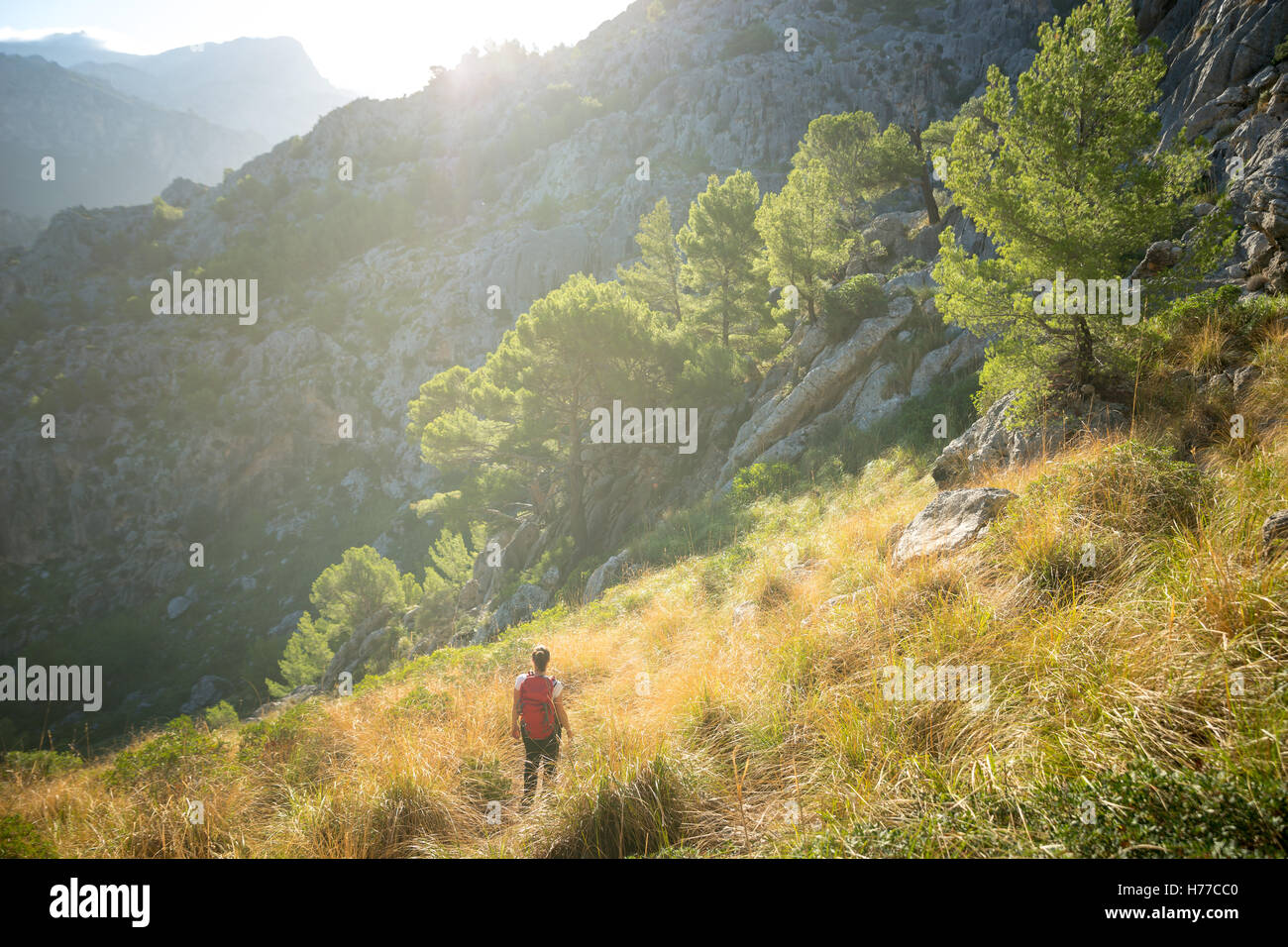 Una giovane donna escursionismo nel backcountry dell'isola spagnola di Mallorca. Foto Stock