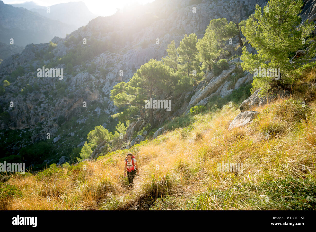 Una giovane donna escursionismo nel backcountry dell'isola spagnola di Mallorca. Foto Stock