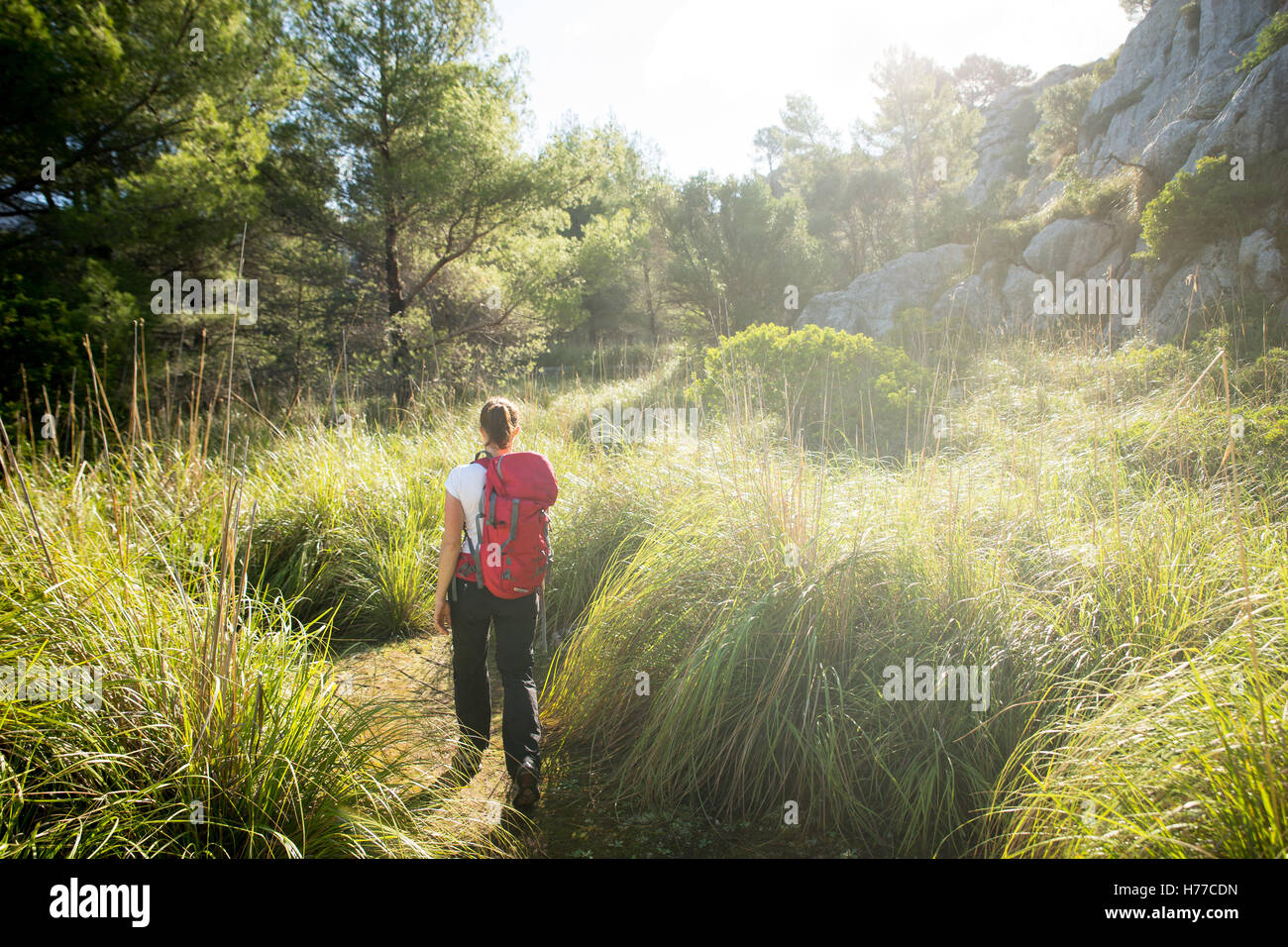 Giovane donna escursionismo nel backcountry di Mallorca, Spagna Foto Stock