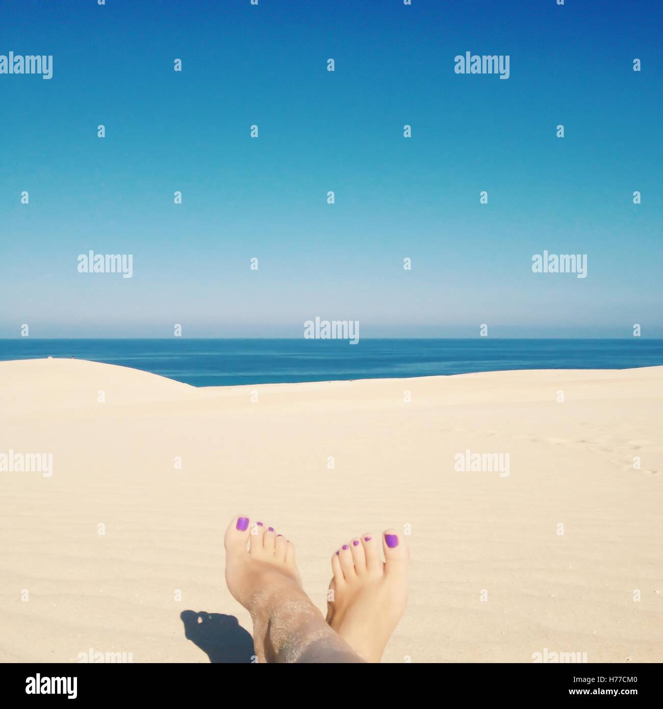 Donna i piedi sulla sabbia della spiaggia Foto Stock
