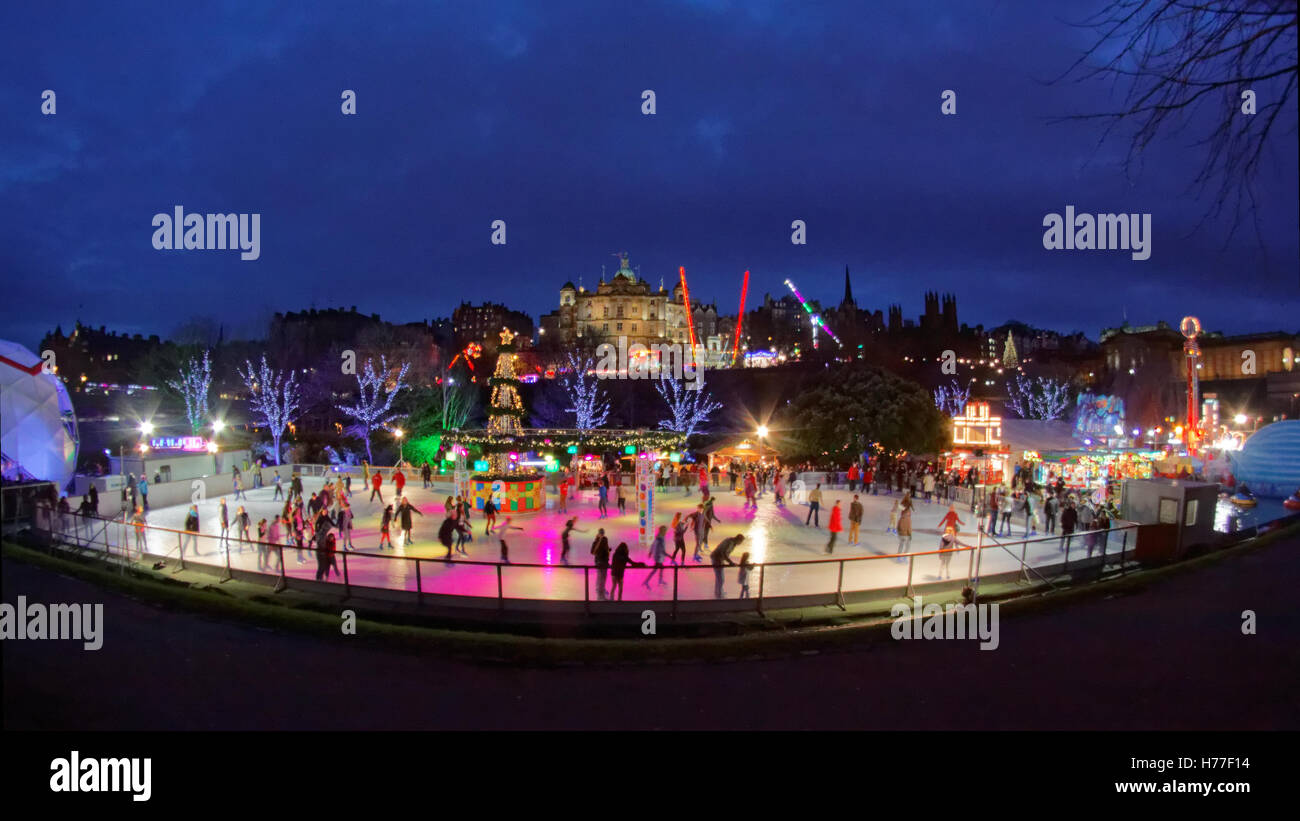 Edinburgh Hogmanay Natale Princes Gardens festival di pattinaggio sul ghiaccio e luci di luna park Foto Stock