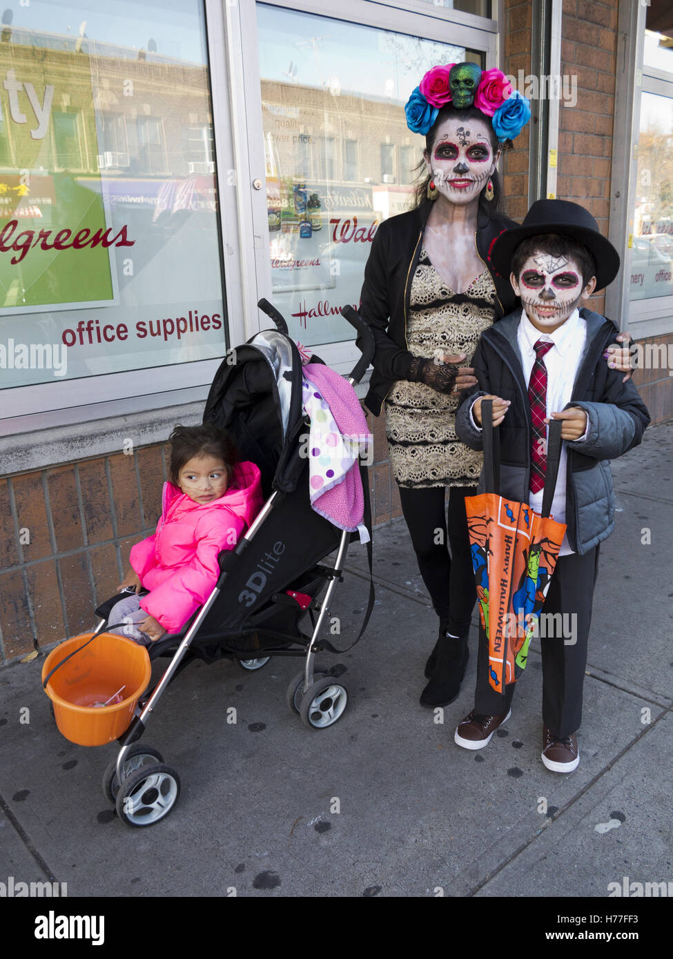 Famiglia messicana vestito nel giorno dei morti costumi festeggiare Halloween in Bensonhurst sezione di Brooklyn, New York, 2016. Foto Stock