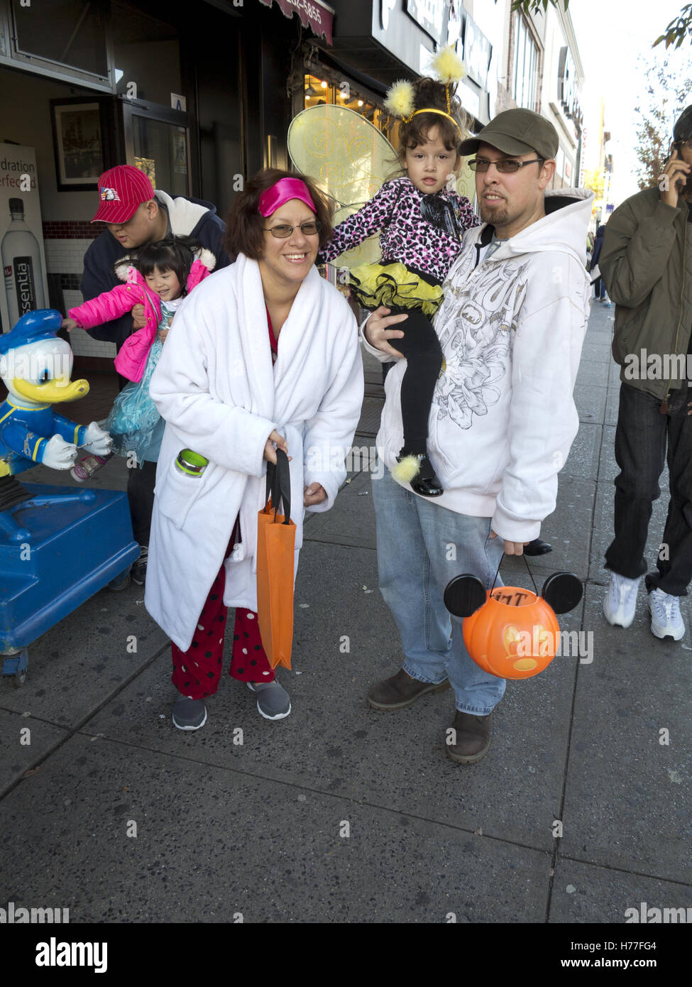 Famiglie festeggiare Halloween in Bensonhurst sezione di Brooklyn, New York, 2016. Foto Stock