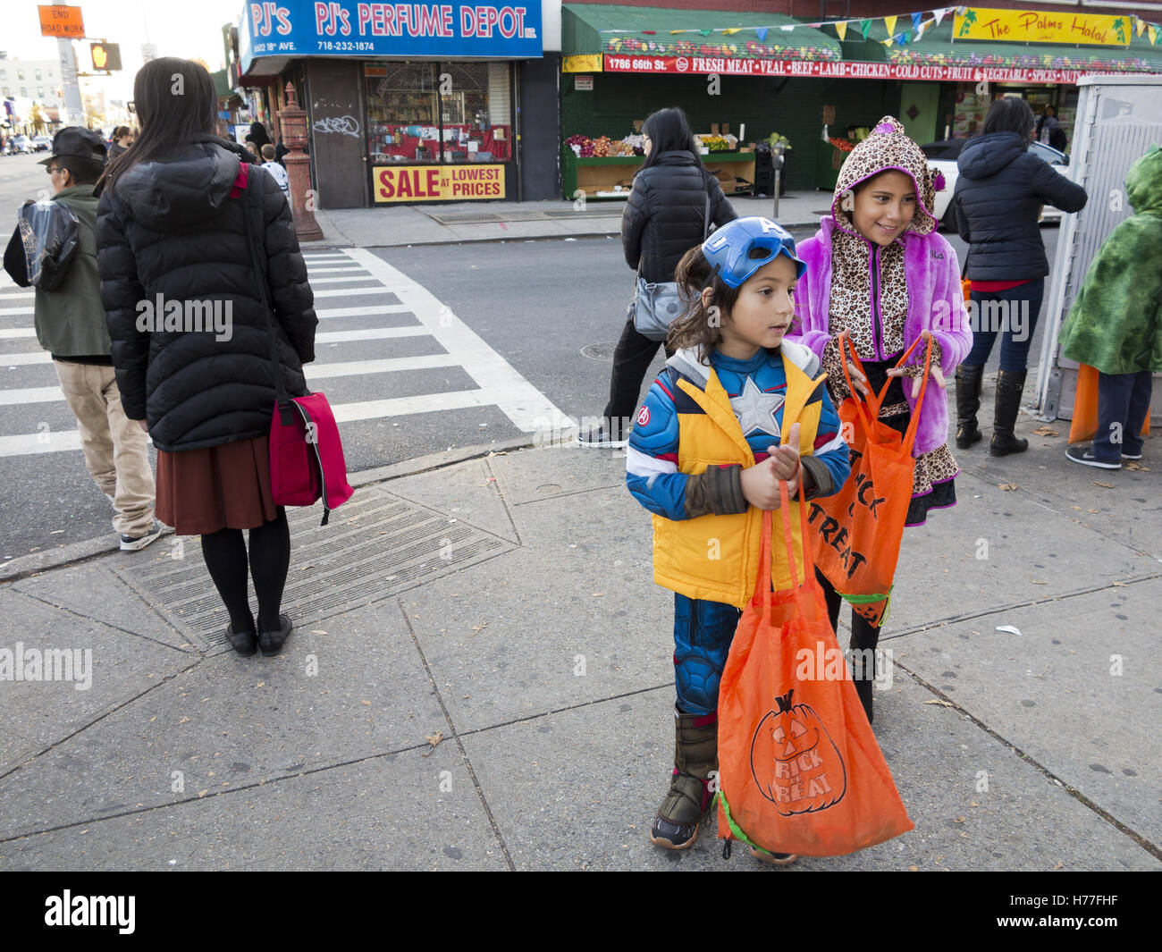 Le ragazze di origine ispanica ingann-o-trattare su Halloween nella sezione di Bensonhurst di Brooklyn, New York, 2016. Foto Stock