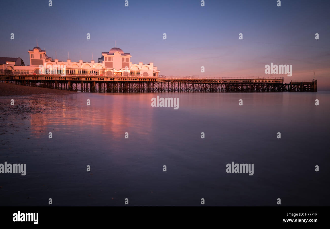 Tramonto a South Parade Pier a Southsea, Hampshire. Foto Stock