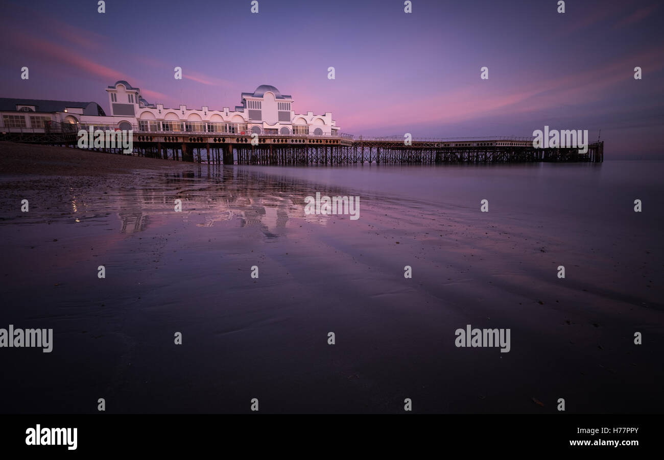 Tramonto a South Parade Pier a Southsea, Hampshire. Foto Stock