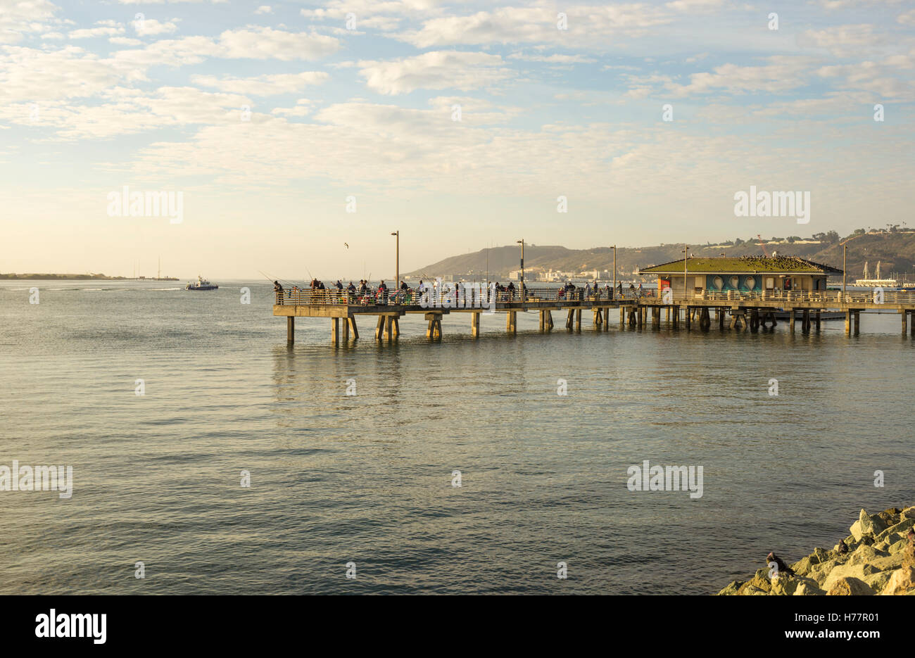 Persone di pesca sullo Shelter Island Pier al mattino. San Diego, California, Stati Uniti d'America. Foto Stock