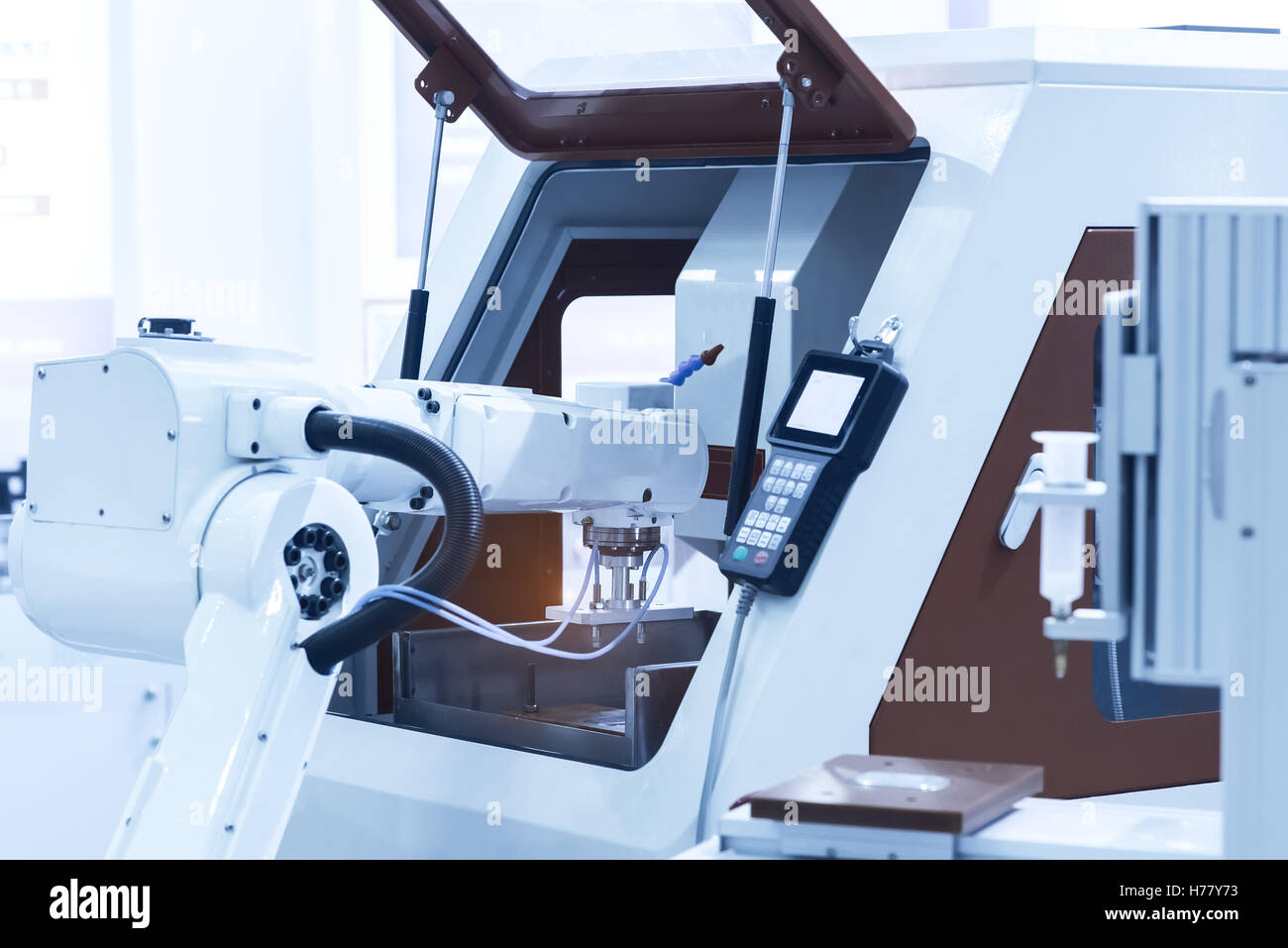 Macchina con robot in fabbrica Foto Stock