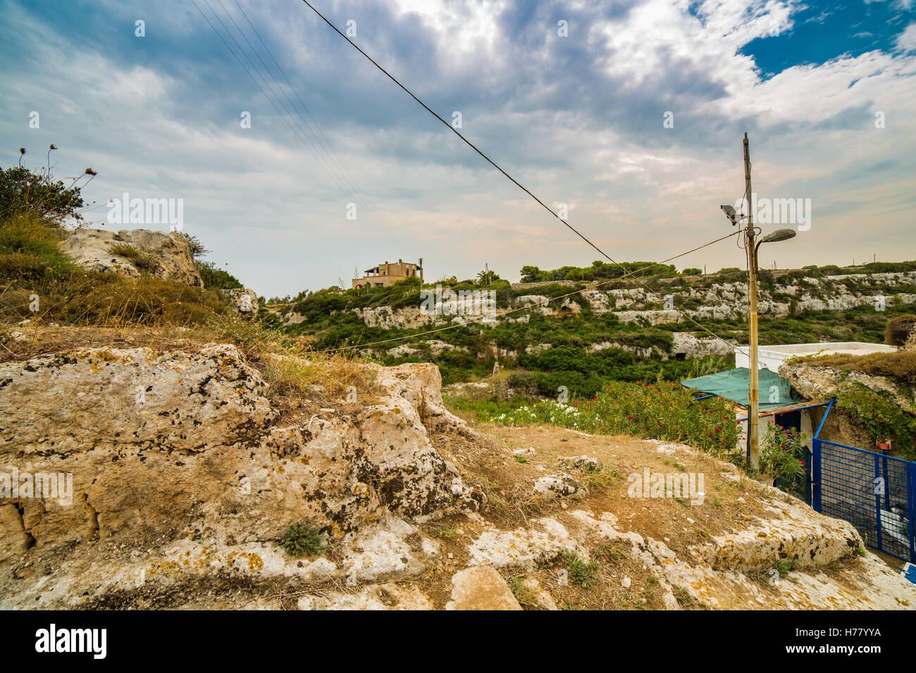 Navigazione costa rocciosa della Puglia in Italia Foto Stock