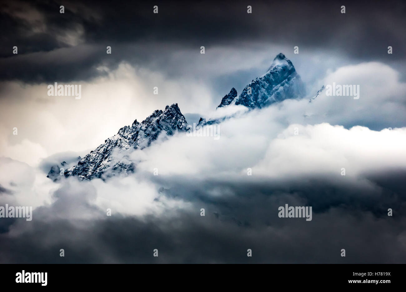 Coperta di neve Teton Mountain Crest emergente al di sopra le dense nubi Foto Stock