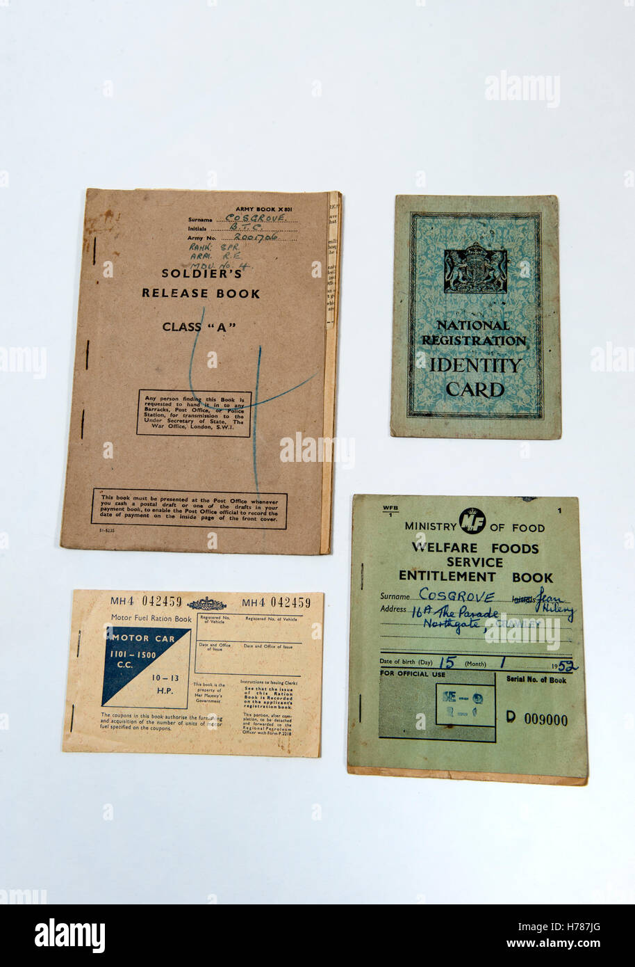 Una selezione di carte di identità e razione di libri dal Regno Unito nel 1940 - 1950S Foto Stock