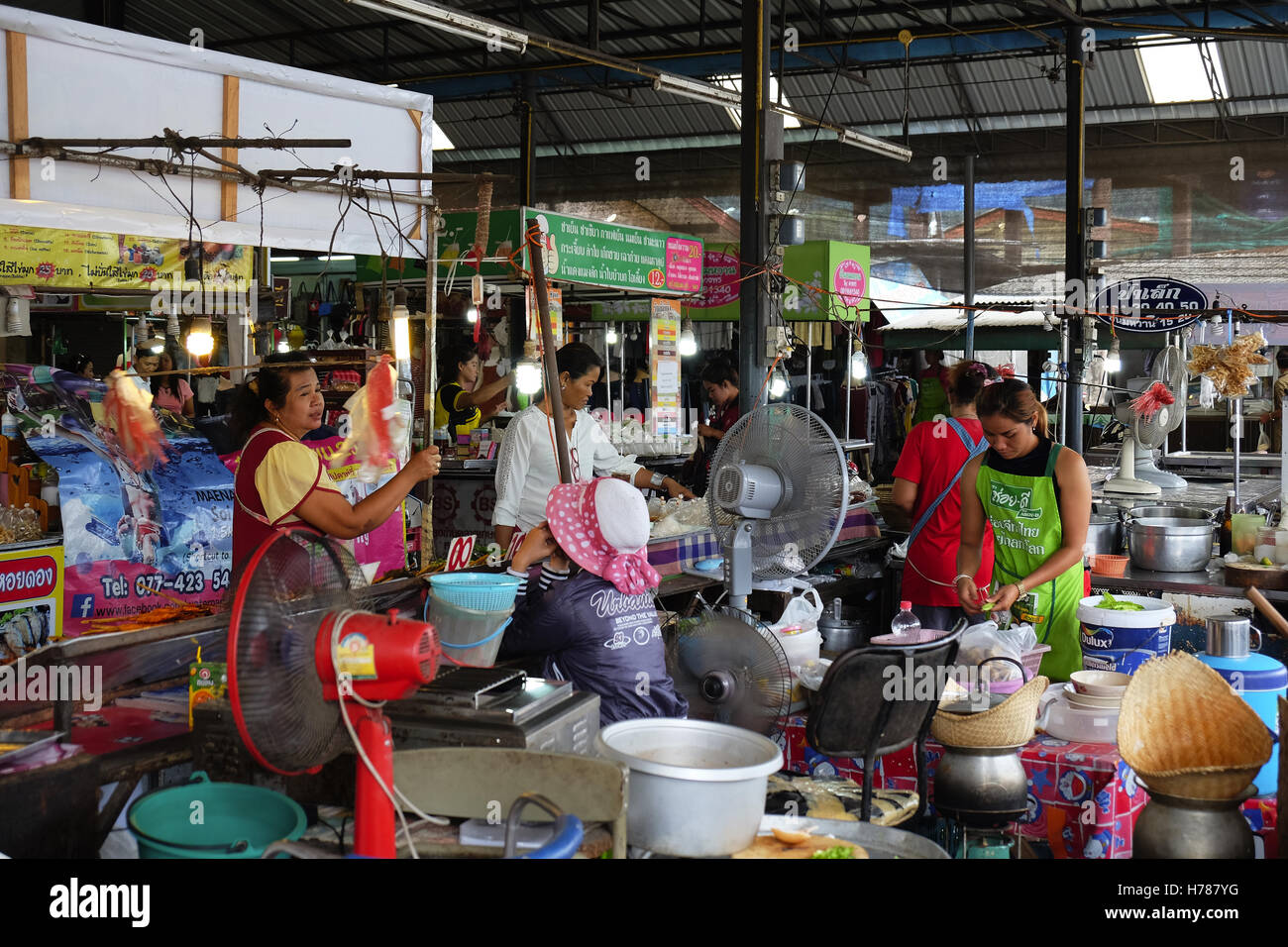 Mercato alimentare in Thailandia, un sacco di colori , le donne a parlare e più aria circolante ventole Foto Stock