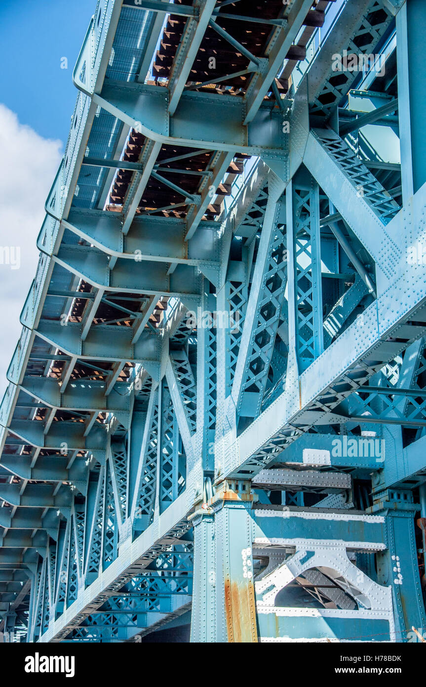 Dettaglio strutturale di Benjamin Franklin Bridge a Filadelfia che mostra il blu quadro di acciaio e traliccio Foto Stock