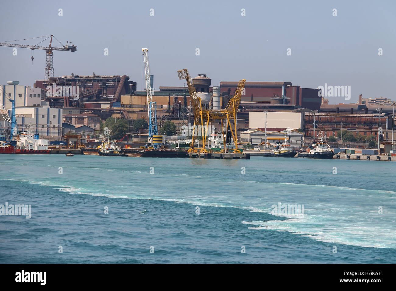 Area industriale con impianti portuali sulla costa del Mar Tirreno. Piombino, Italia Foto Stock