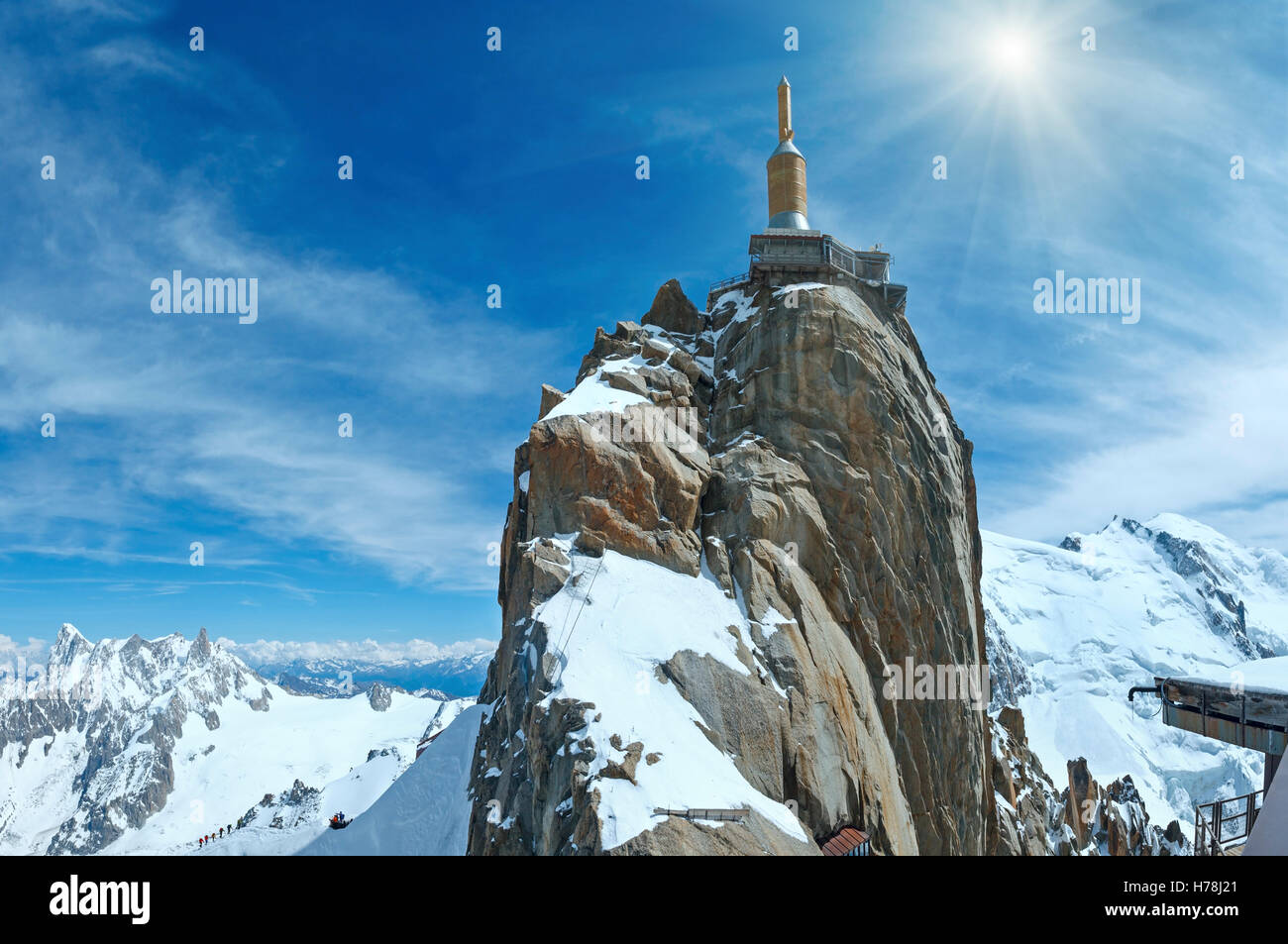 Sunshiny montagna stazione superiore dell'Aiguille du Midi a Chamonix, Francia. Tutti i popoli è irriconoscibile . Foto Stock
