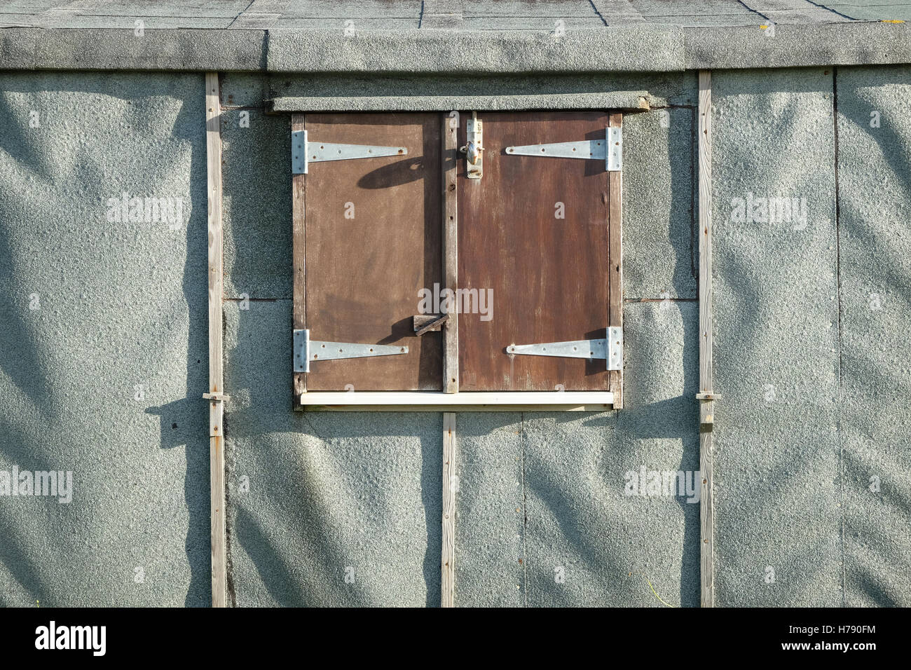 La parete di un temporaneo rifugio con otturatore chiuso Foto Stock