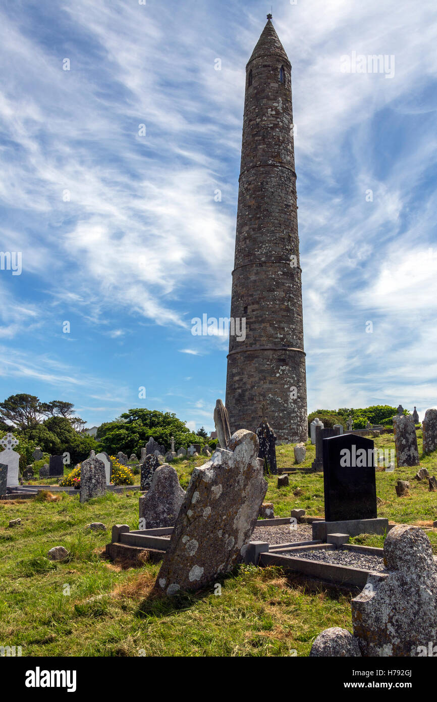 Le rovine della Cattedrale di Ardmore e torre rotonda, County Waterford Repubblica di Irlanda. Su una collina sopra il paese di Ardm Foto Stock