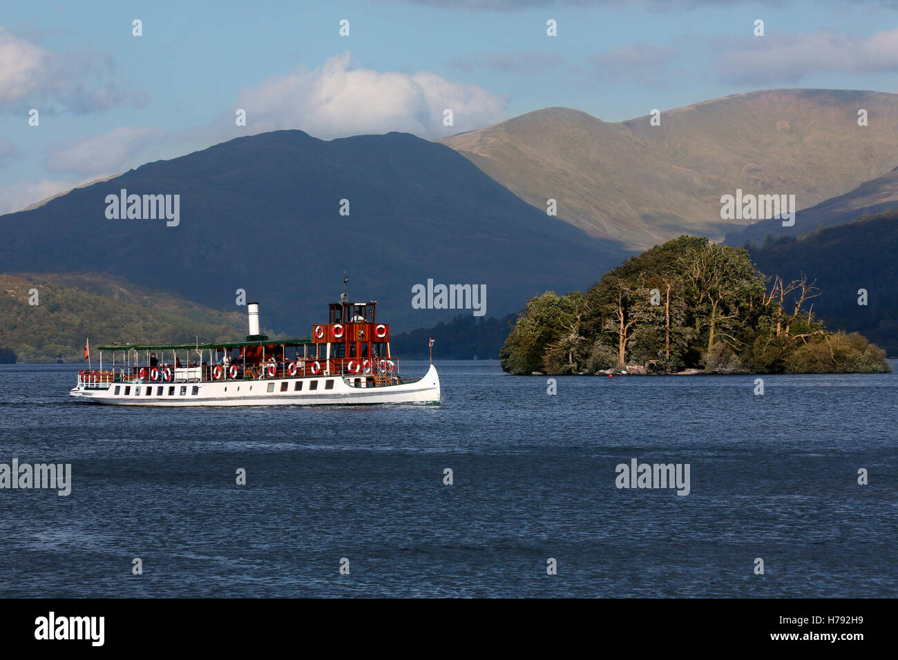 Imbarcazione turistica vicino a Bowness sul lago Windermere nel Lake District in Cumbria nel nordovest dell'Inghilterra nel Regno Unito. Foto Stock