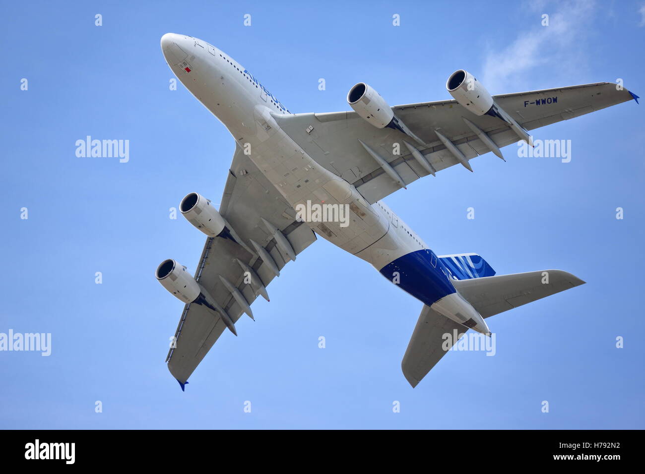 Un Airbus A380-800 che mostra la sua agilità a Farnborough Air Show 2014 Foto Stock